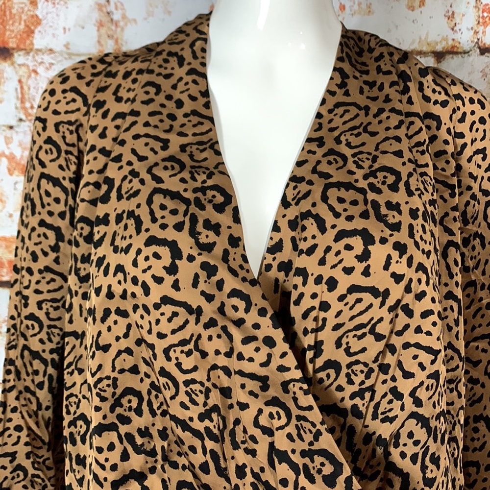Good American Satin Faux Wrap Top in Leopard Print - Picture 6 of 10
